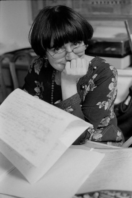 josezenin_'s tweet photo. agnès varda by martine franck, 1983 https://t.co/X5t0Gl1H7q