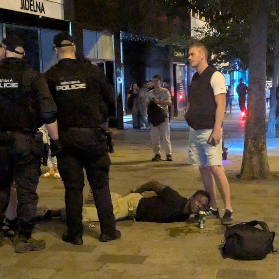 delestoile's tweet photo. 🇨🇿 Brno. Na ulicy naprzeciw dworca kolejowego doszło do napaści na grupę osób (rodzinę wg niektórych źródeł). Straż miejska pojawiła się natychmiast, obezwładniła sprawcę i aresztowała go. Na razie nie ma informacji w medach o tożsamości sprawcy. https://t.co/QypwAlGeVD
