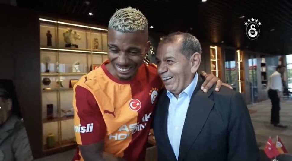 TMDigitale's tweet photo. 🚨 Tam Lemina gidiyorken Dursun Özbek araya girdi oyuncuyu ikna etti ve sözleşme imzalandı. (Yağız Sabuncuoğlu) https://t.co/aczW1wvKgu