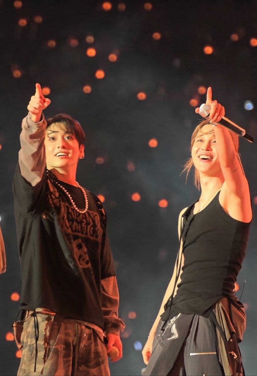 formko9's tweet photo. OHMYGOD,THIS PIC AND THEIR SMILES WHEN THE ARE LOOK AT THE MOON😭💗 https://t.co/DUT9eTi2z7