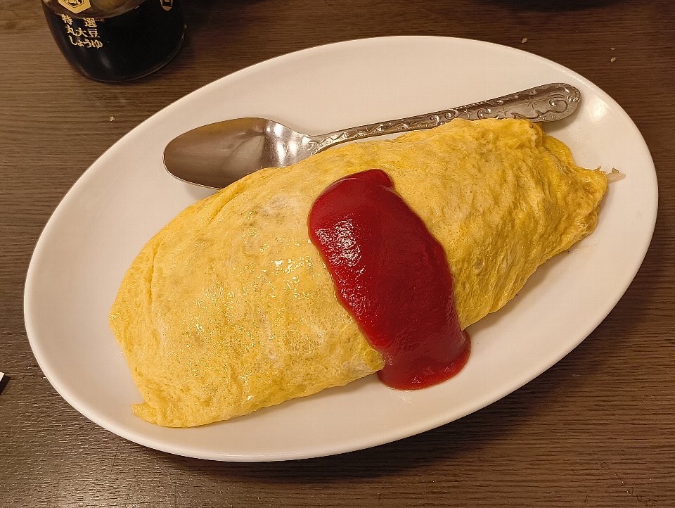 pinkhip's tweet photo. 『ナカジマ』で「けんけん」と「はまぐりの酒蒸し」と「刺身の盛りあわせ」で「赤星」を吞み、「みょうがきゅうり」と「ハムカツ」で「角ハイ」を吞んだ。最後は「オムライス」という何時ものコースだったのだが、『ナカジマ食堂』は流石であった。病気持ちが顔を揃えても臆することなく、流れるように酒を呑み酒肴を楽しんだのだよ（笑）。 （ナカジマ：千束通り商店街：浅草五丁目）
https://t.co/nDZthRWCpb