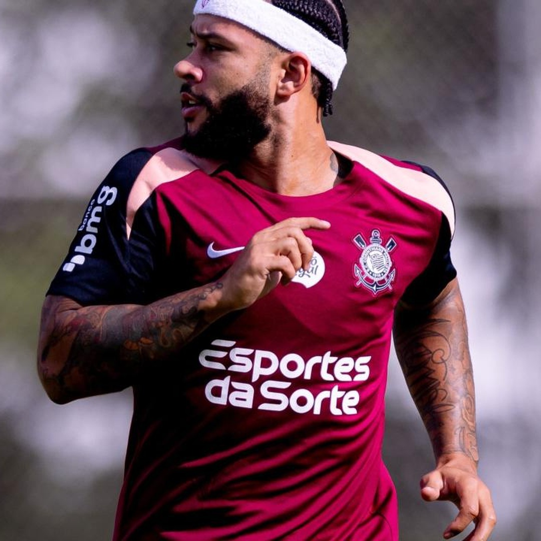 _sccpnews's tweet photo. ⚫⚪ | A diretoria do Corinthians trata como encerrado o caso envolvendo o vídeo de Memphis Depay, divulgado na última sexta-feira (21).

O camisa 10 será multado em seu salário após lançar um clipe em que o Parque São Jorge aparece incendiado. A música “Don't Panic” traz referências ao clube. Em determinado momento, a letra diz: “vice-presidente que agora é meu inimigo”, em uma possível menção ao vice-presidente Armando Mendonça. Memphis fez questão de esclarecer à diretoria que o lançamento do clipe não teve relação com os protestos realizados em frente ao Parque São Jorge no último sábado (22).

📰 | @itatiaia
📸 | Agência Corinthians