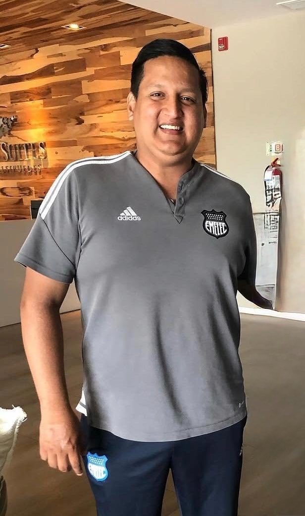BombilloTuitero's tweet photo. @kchradio Mario Santana, hoy jefe de prensa de cse, fue fotógrafo/CM Sin título universitario en Marketing, involucrado en presuntos negocios con sponsors y jugadores. Guzmán lo sacó, pero Chalo Vargas lo reincorporó a la directiva. Filtraba contratos y los modificaban a beneficio de chalo https://t.co/vt5wRMZItk