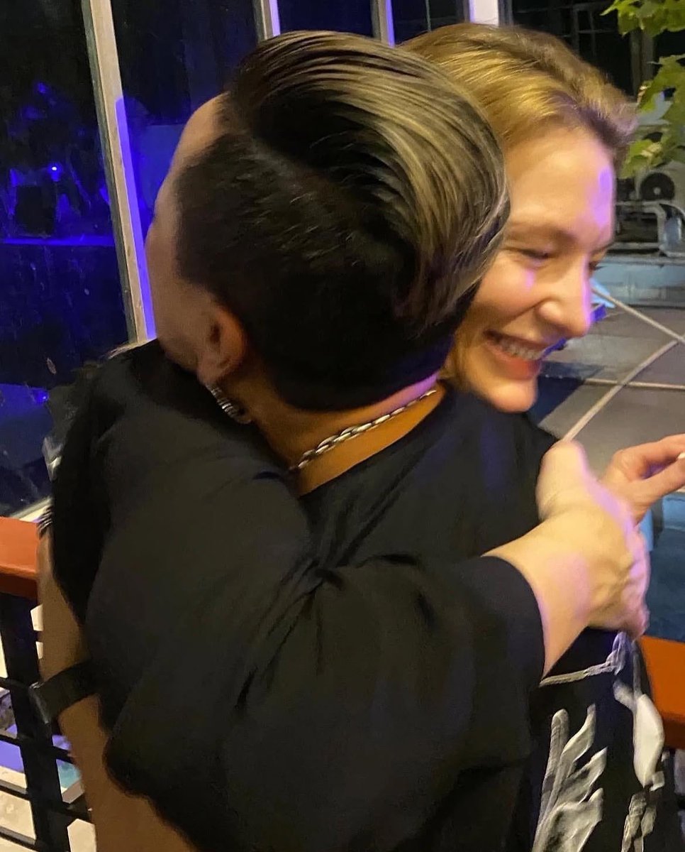 hupperchett's tweet photo. essa sequência de fotos da cate escondendo um cigarro na cara dura https://t.co/1jJb4X2MX7