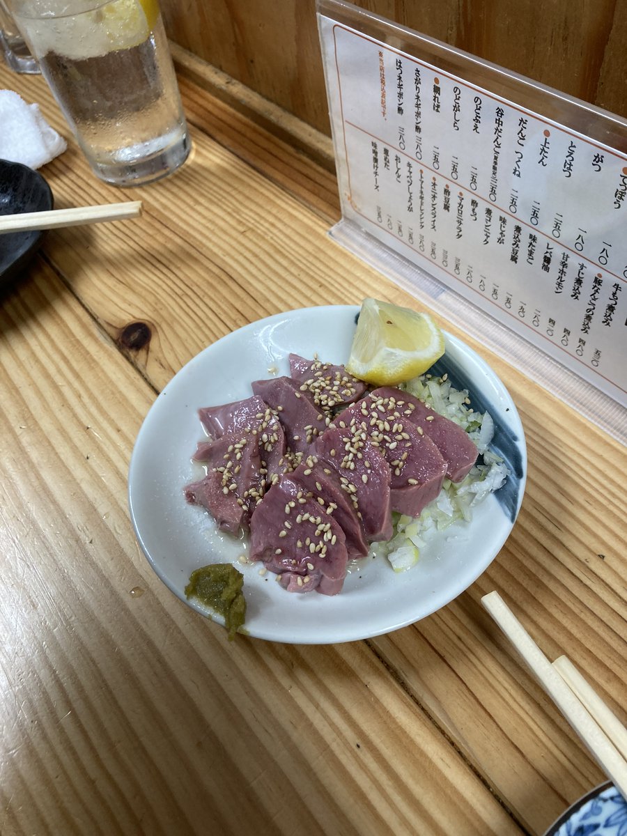 johnkkato's tweet photo. Den, a yakiton chain across the Kanto area. Grilled pork, offal included — the liver sashimi is prepped so cleanly there's no gaminess at all. Places like this pull a crowd without a prime location.

#yakiton #izakaya #Tokyo #JapaneseFood https://t.co/mPQYySsMEM