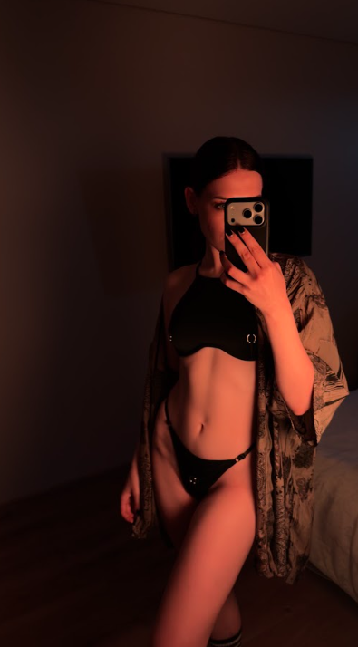 SolsticeeAmara's tweet photo. i just want to be covered in hickeys so bad https://t.co/7pfk9OK7jt