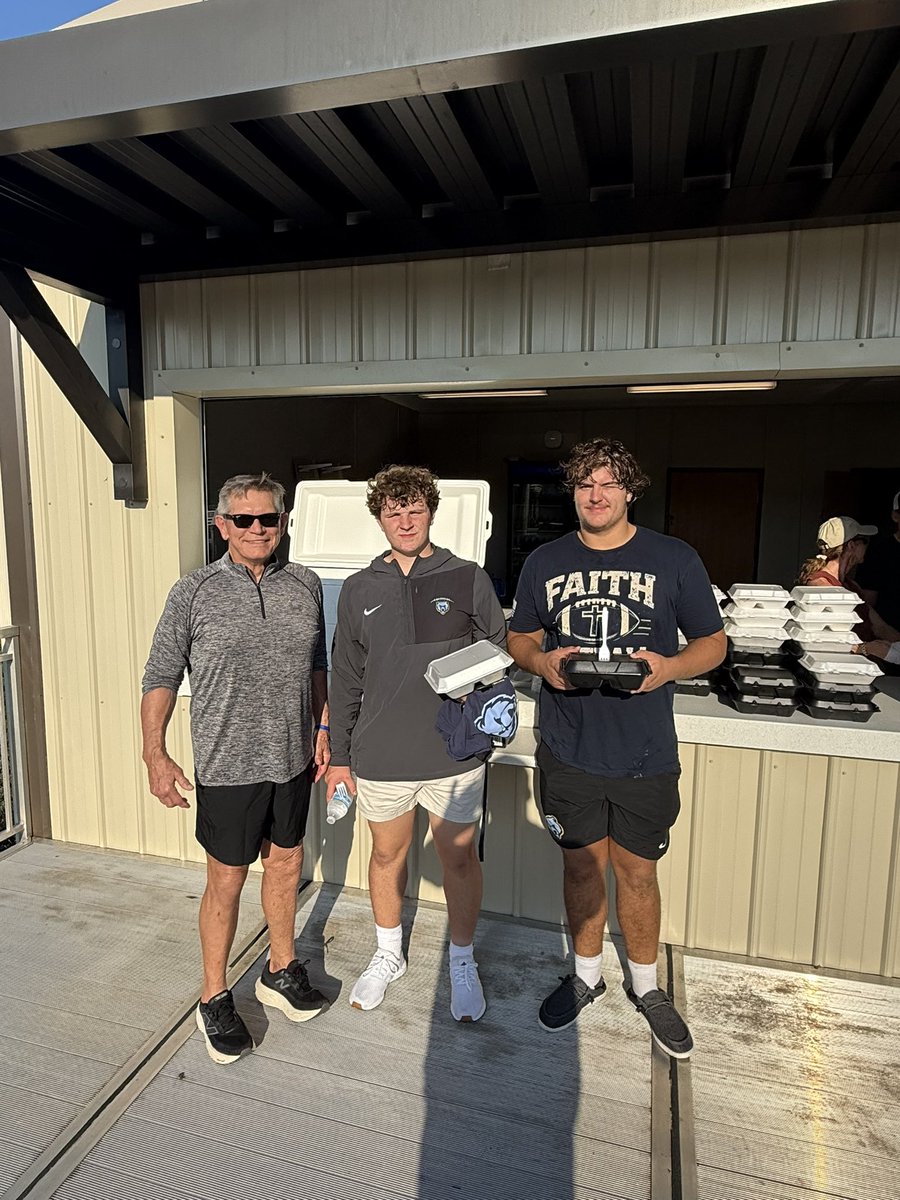 SFBruinFootball's tweet photo. More than a meal. It’s COMMUNITY.

Thank you to Church at Sandhurst for pouring into our Bruins with a message of encouragement and a post-practice meal of fried chicken, green beans, rice & gravy, bread and water.

We appreciate you investing in our young men!

#GoBruins #BruinBuilt