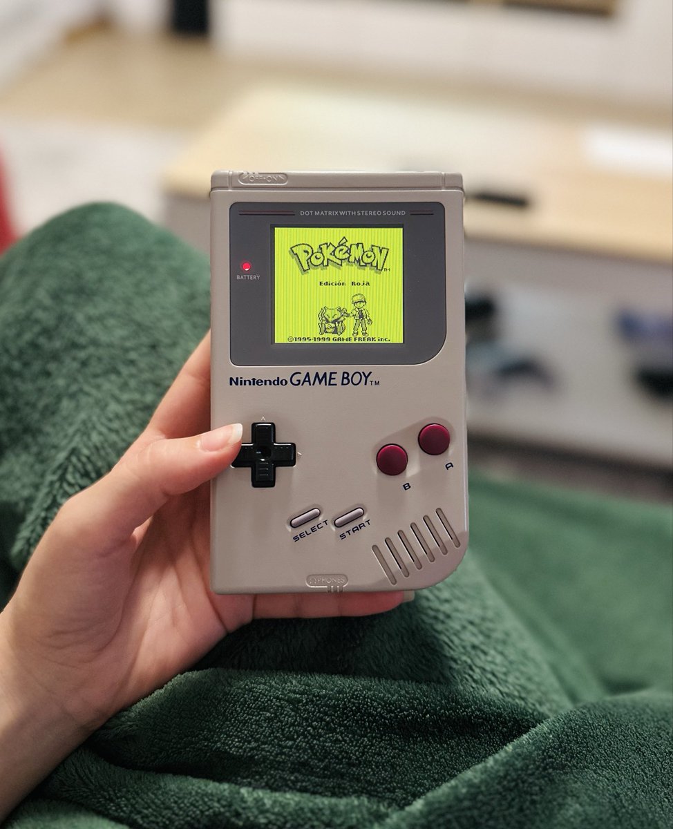 anxelaart's tweet photo. Le hemos puesto una carcasa a la GameBoy y parece otra. No es mía. Nunca tuve esta consola. Pero la verdad es que da gusto verla. 

No me importaría jugar al Pokémon Rojo en su hábitat natural. Aunque lo malo es que te dejas los ojos y pesa demasiado 🥹 https://t.co/l921w4ktcv
