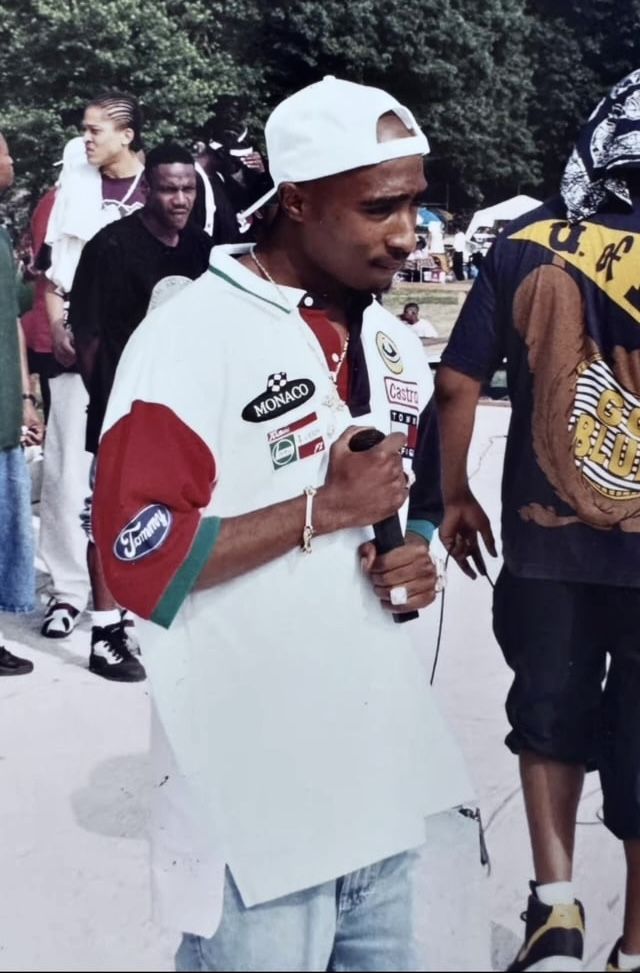 DullahTheking2's tweet photo. A young 2Pac in Queens, 1994....Captured at Roy Wilkins Park during the rally launching the Code of Thug Life Foundation, this photograph preserves a moment when 2Pac was using his voice and influence to represent his community. 🔥

📷 1994. https://t.co/wrp5jDYEz9