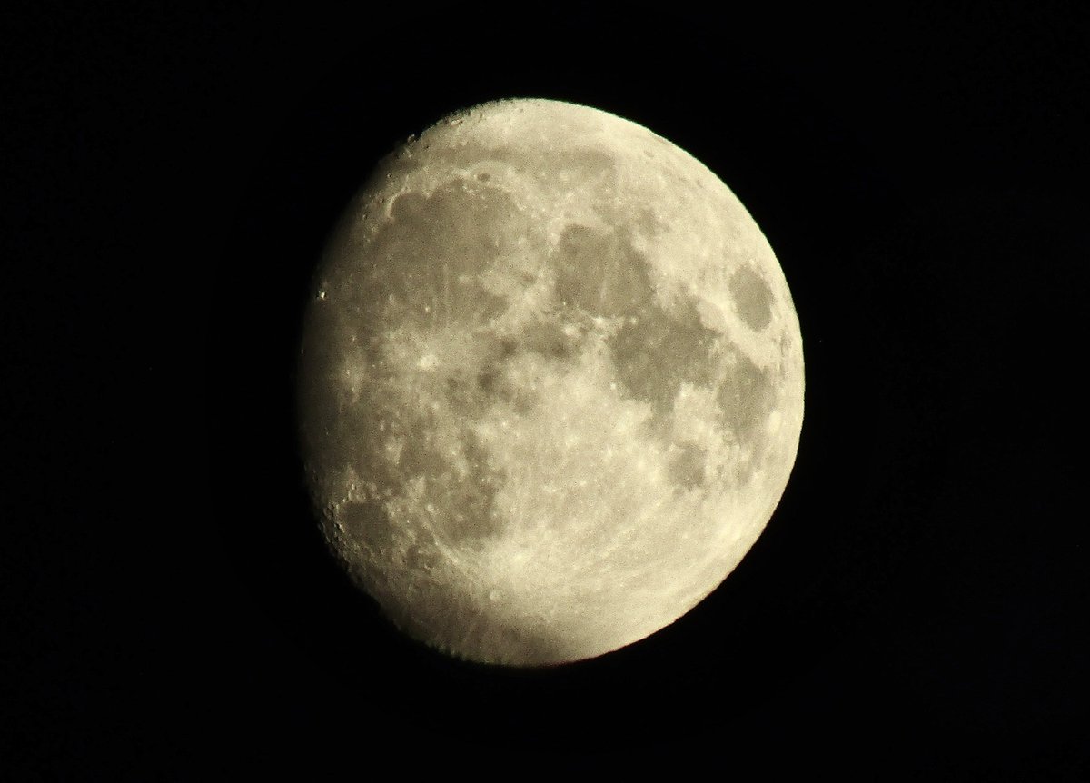 qamrlight's tweet photo. tonight’s moon https://t.co/seZijEM6MB