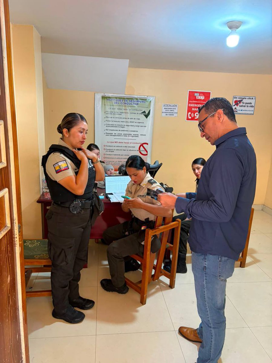 CNTinforma's tweet photo. El administrador regional 7, Miguel Zaldúa, cumplió una agenda de trabajo cercana a la ciudadanía. Loja, participó en una brigada social, donde @CNT_EC acercó sus servicios a la población; mientras que, en Zamora, acompañó la gestión comercial junto al equipo de ventas. https://t.co/CNeiSw9kaW