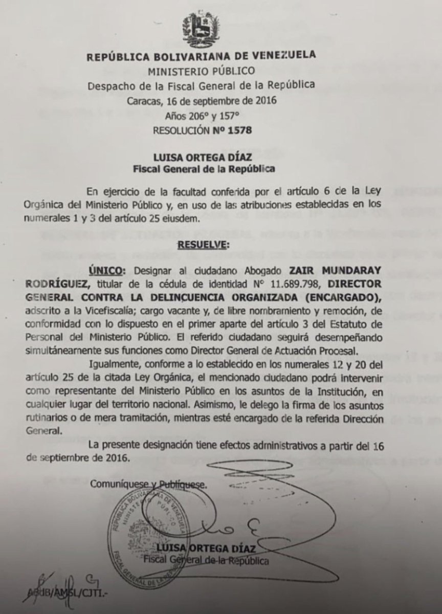 JorgeBurgos28's tweet photo. ZAIR MUNDARAY:
DIECISIETE AÑOS DE POLVO
✍️Por Jorge Burgos

Hay una palabra que se le escapó y lo explica todo: desempolvar. Dijo que en 2017 el Ministerio Público empezó a desempolvar viejos casos que involucraban a funcionarios. Detengámonos ahí. Lo que se desempolva, alguien lo empolvó antes.

El polvo no cae sobre lo que se usa. Cae sobre lo que se aparta. El polvo es tiempo, y en un expediente el tiempo tiene nombre: la madre que espera, el muchacho que se pudre preso, el país que se va.

Un expediente empolvado no es un olvido. Es una decisión que se toma cada mañana que alguien pasa frente al archivo y elige no abrirlo.

Y él lo confesó con orgullo: los guardé para la CPI.

Guardar no es investigar. Guardar es administrar la justicia como un inventario. Y esa decisión no se la impuso Maduro.

Antes de seguir: esto no es una campaña de odio.

Curioso. Es la misma palabra que usa el chavismo cuando se le acaban los argumentos. Si esto es campaña, que me avisen y les paso mis datos bancarios, porque a mí nadie me ha pagado un centavo. Soy un ciudadano que lee documentos. Eso se llama contraloría.

LAS CARAS QUE NUNCA VIMOS

Todo régimen tiene dos rostros. Uno se para frente a las cámaras: Chávez, Maduro, Diosdado, Delcy. Ese lo condena la historia primero, porque se dejó fotografiar.

El otro no aparece nunca. Firma, archiva, guarda.

Y esto hay que entenderlo: cuando a ti te llevaron preso, no te recibió Delcy Rodríguez. No te leyó la cartilla Cilia Flores. Te imputó un fiscal. Te sentenció un juez. Te allanaron la casa funcionarios con nombre, cargo y resolución.

La dictadura no se ejecuta desde Miraflores. Se ejecuta desde un tribunal.

Por eso en la caída de la Unión Soviética, y en cada régimen totalitario que se desploma, los rostros invisibles son los primeros en reaparecer del otro lado. Su ventaja fue no ser conocidos. Y esa misma ventaja la usan después como coartada.

LOS PAPELES

Resolución 1069 — 14/07/2014. Luisa Ortega Díaz lo designa Director de la Dirección Técnico Científica y de Investigaciones.

Resolución 030 — 15/01/2016. Lo designa Director General de Actuación Procesal.

Resolución 1578 — 16/09/2016. Suma la Dirección General Contra la Delincuencia Organizada, con delegación de firma.

Ingresó en 2000. Salió en agosto de 2017. Diecisiete años en la sala de máquinas.

Y esto lo dijo él, no yo. PROVEA, diciembre de 2018: bajo su responsabilidad estaban Delitos Comunes, Corrupción, Protección al Ambiente y la Dirección de Derechos Fundamentales, encargada de investigar y procesar a funcionarios públicos vinculados con violación de derechos humanos. Y remató: esas áreas eran “la médula de la política penal del país”.

La médula. La palabra la escogió él.

Entonces no discutamos si tenía poder. Discutamos qué hizo con él.

Y que quede claro que no era opcional: artículo 287 del COPP, la denuncia es obligatoria para el funcionario público que en el desempeño de su empleo se imponga de un hecho punible.

No era heroísmo. Era el sueldo.

Sigue ⬇️