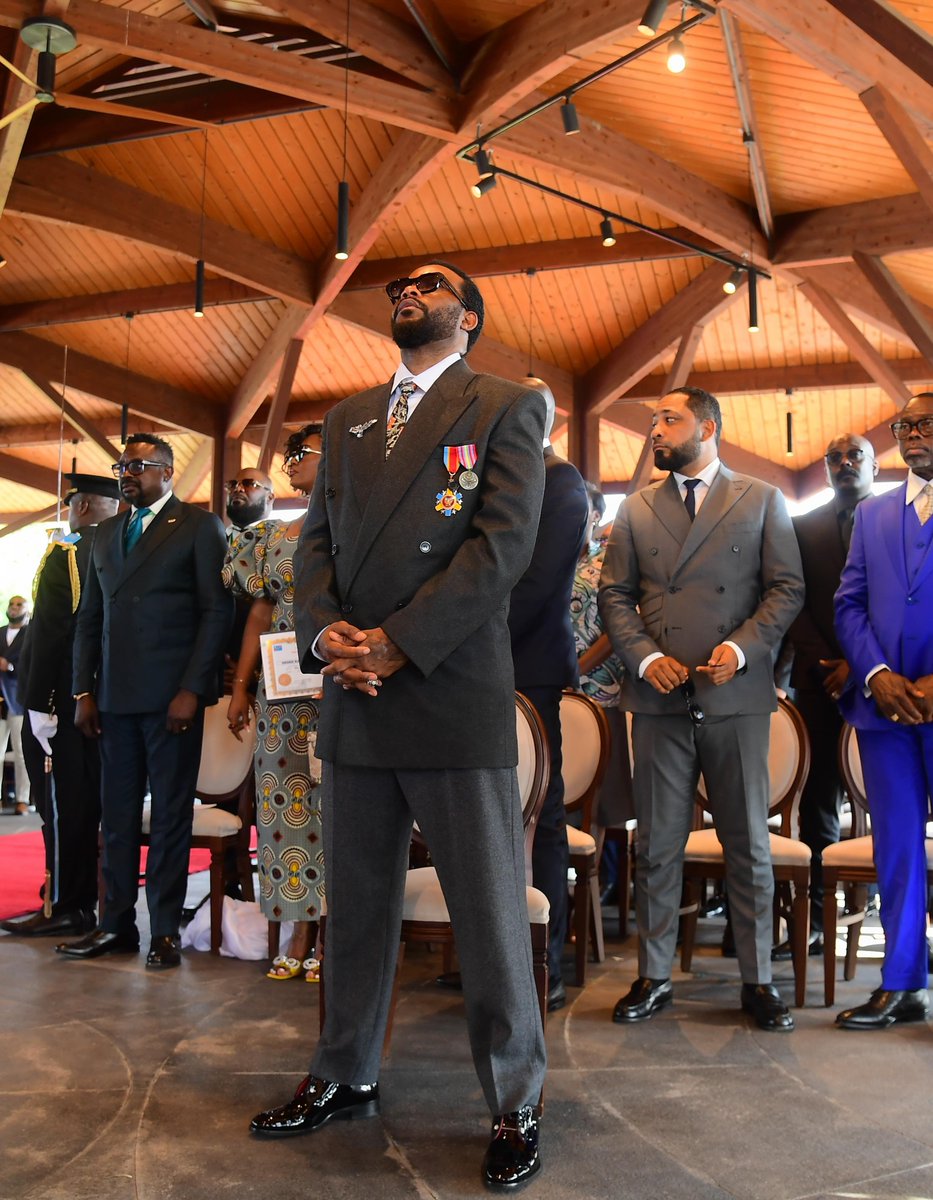 babile65624's tweet photo. Je sais que beaucoup de Congolais sont dans l’émotion en ce moment. J’apporte tout mon soutien à l’artiste de mon pays, Fally Ipupa, le Chevalier  l’Aigle. Courage à toi ! On ne vise que l'arbre qui portent des fruits. 🇨🇩🦅 https://t.co/UVWROZsCWT