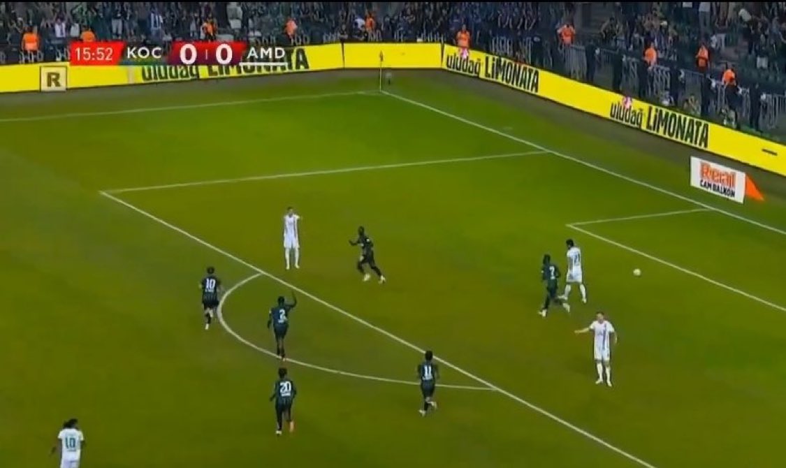 SonKaleVatn's tweet photo. 💥 Kocaelispor’un Amed karşısında öne geçiren golü atmasının ardından reklam panolarında Uludağ reklamının çıkması dikkat çekti!

Baba bukadarda ayarlayamazsınız:) https://t.co/D4v0OgiNuU