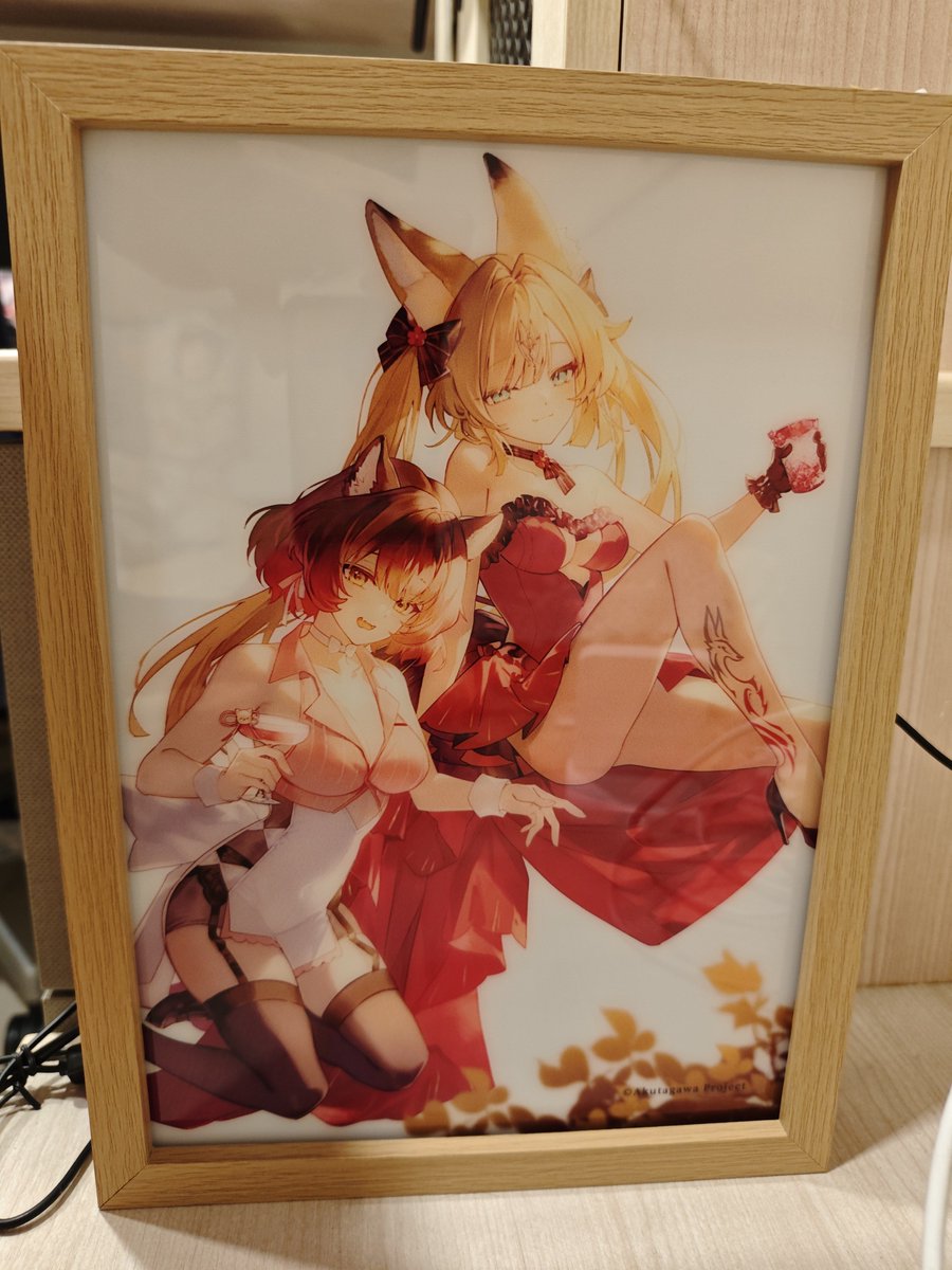 Orson716's tweet photo. 算起來去FF報到也有四年了，第一次在FF買官方的週邊.當我看到燈光畫上是我心目中的最佳女主角跟最佳服裝設計組合的時候，就沒有不買這個選項了，可以說是我這次期望最高的週邊.買回家第一件事就是擺在床頭櫃，發現有十段亮度跟三種顏色可以選真的很驚艷，果然沒有讓我失望,照片裡是我最滿意的亮度。 https://t.co/TuNjGAY228