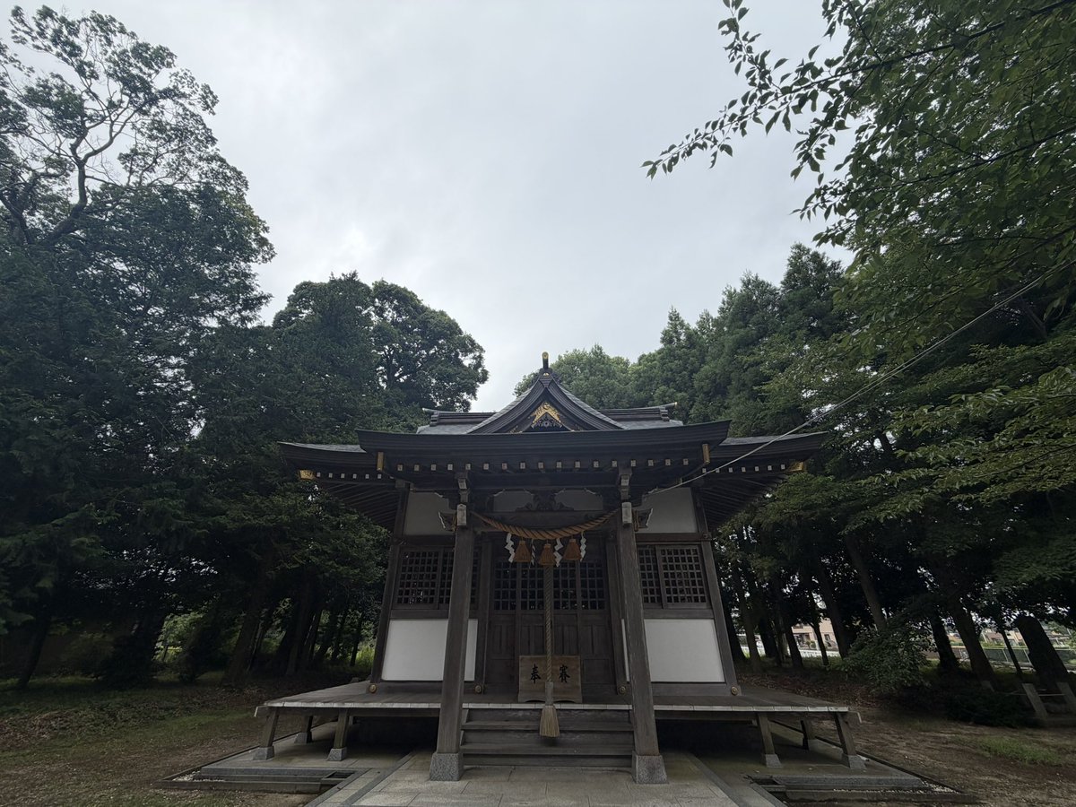 bibliorium's tweet photo. 茨城県水戸市小吹町の「香取神社」は、貞享年間（１６４８〜８８）に祭祀が厳修された記録が残る創建不明の神社。祭神は文武の神である経津主大神。佐竹氏の水戸城築城では当社の大杉を資材に用いたとされる。本殿は元禄４年、��殿は元禄５年に造営。寛延５年に社殿を再建し、遷宮式を厳修している。 https://t.co/o9SNvf1WIN