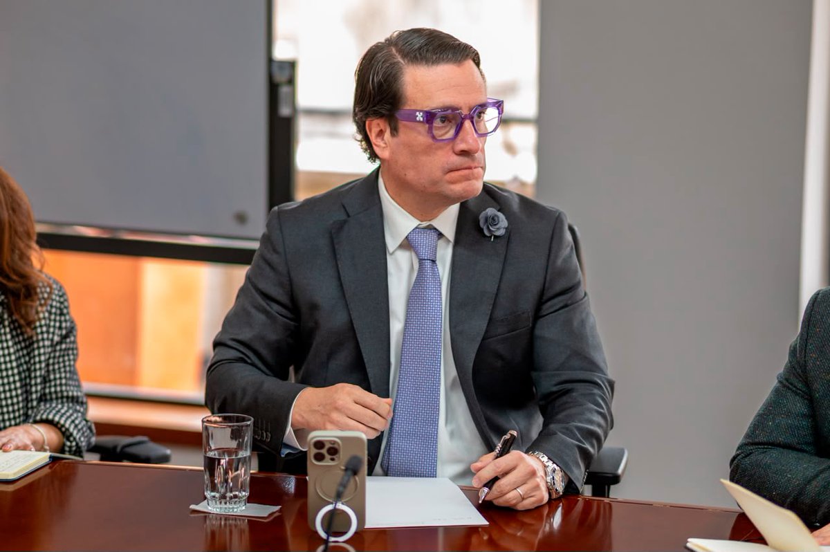 MinjusticiaCo's tweet photo. Desde prisión no se puede seguir ordenando el delito.

El ministro de Justicia y del Derecho, Iván Cancino González, se reunió con la ministra TIC, @AlexandraFalla, y representantes de Claro, WOM, Tigo y otros operadores móviles. 🧵 https://t.co/9ZmoNj87xq