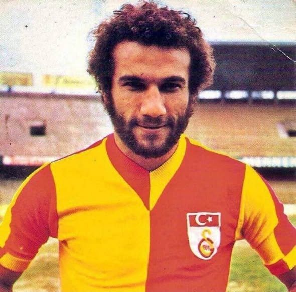 ultras_antifaa's tweet photo. August 24 marks the anniversary of the death of Metin Kurt, one of the important footballers of Galatasaray. Kurt was a communist, footballer and trade unionist.

As a socialist footballer and a pioneering trade unionist who fought for the rights of sports workers, Metin Kurt argued that football was not merely a game played on the pitch, but also a field of class struggle.

In 1976, he went on strike together with his Galatasaray teammates over unpaid bonuses. He fought for the organisation and unionisation of footballers for many years and became the founding president of the Revolutionary Sports Workers’ Union. As a member of the Communist Party of Turkey, he also continued his political struggle.

Metin Kurt also had a close relationship with TekYumruk, Galatasaray’s anti-fascist supporters’ group.