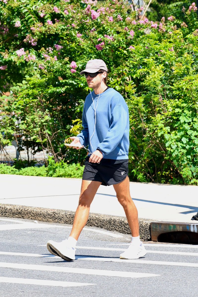 BOHSCandids's tweet photo. Harry Styles out and about in New York City - August 24 https://t.co/UqPl0te1tm