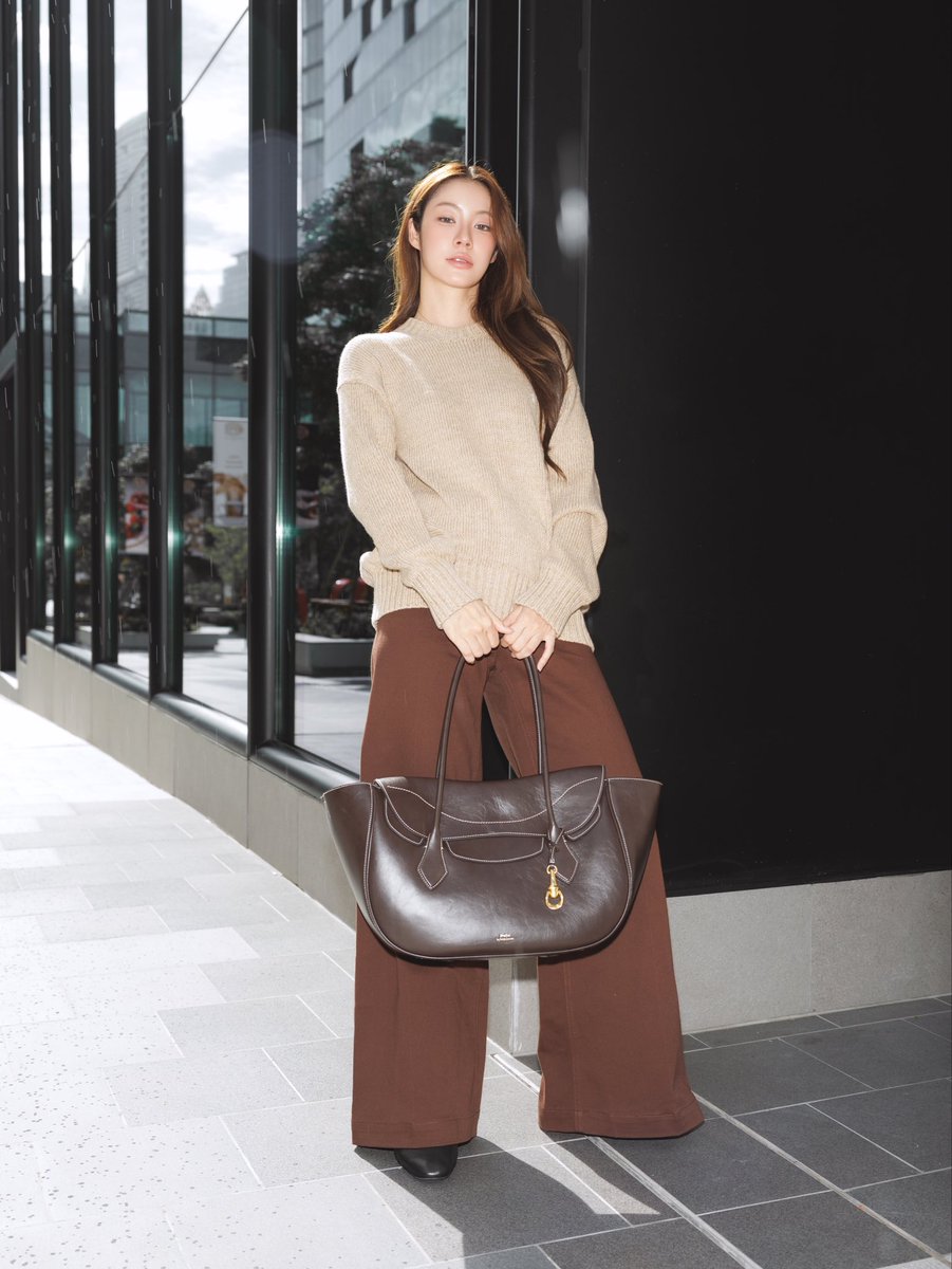 RalphLauren's tweet photo. Actor and singer #NamtanTipnaree is seen with #ThePoloBlaze Large Shoulder Bag, paired with signature Polo Ralph Lauren pieces.

#PoloRLStyle @NamtanTipnaree https://t.co/7JDCE5UkgS