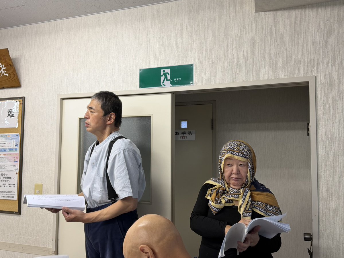 YESTERDAYVAR's tweet photo. 酷暑の中通し稽古。緊張の面持ちの諸兄…（撮影者＊TOMOちゃんは自撮り＾＾）
休憩なし＝１時間５０分でした🌸
満員御礼申します（ｍｍ）
＃NANYASHIP　＃清水邦夫　#通し稽古　＃エモーショナル朗読 https://t.co/svyobYilmi