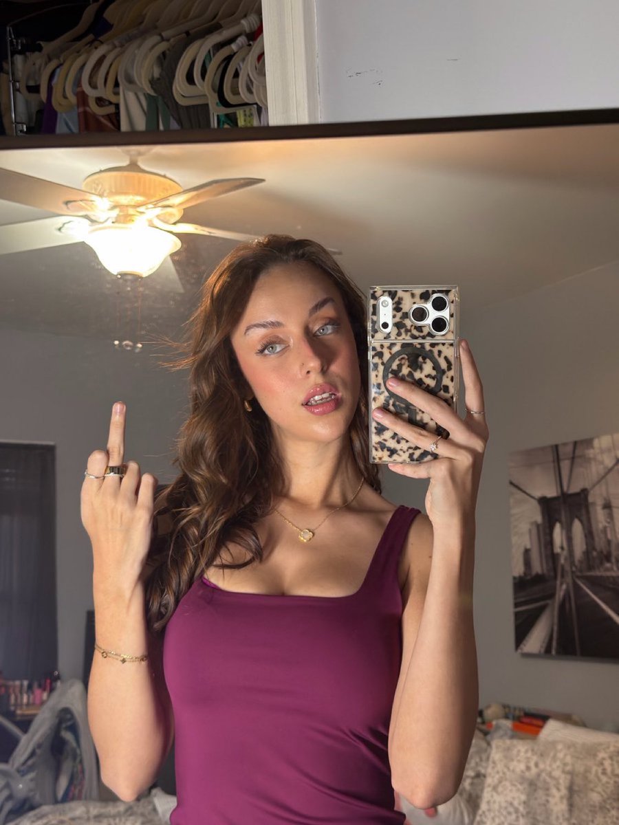 SweetJessRular's tweet photo. Happy holidays dweebs. https://t.co/6Qtfwpthmv