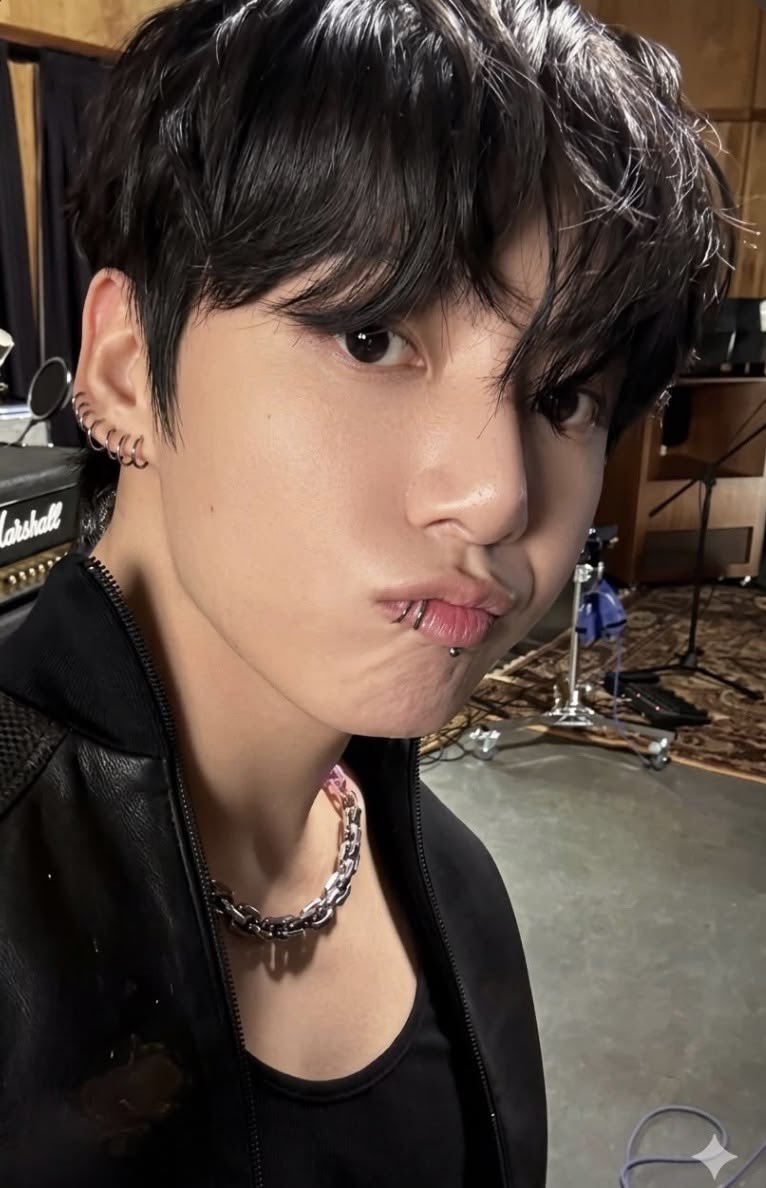 etheralsour's tweet photo. REPASSE JUNGKOOK TEAR U &amp; ROOTED IN MUSIC 

tear u 45R$ + frete nacional 
rooted 35R$ + frete inter e nacional + taxa 

preferência para pagamento imediato!!!
GOM: @twobabyarmys https://t.co/As3EI9JQaL