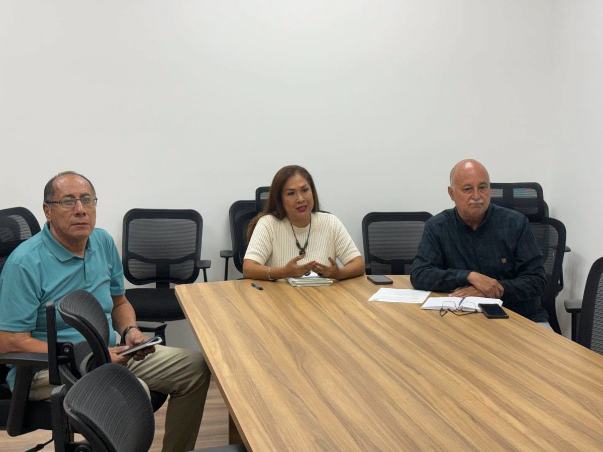 SEGAM_SLP's tweet photo. 🌿 La titular de la #SEGAMSLP, @SoniaMendozaSLP, encabezó una reunión con representantes de SEMARNAT, CONANP y UASLP para dar seguimiento al Ordenamiento Ecológico Regional de la Zona Media.

#RicardoGallardoCardona
#ElCambioQueSeVive
#PotosíSinLímites https://t.co/LXBLPtDxSd