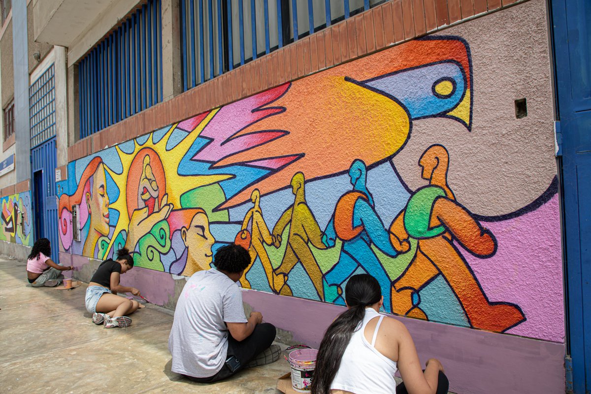 ACNURPeru's tweet photo. ¡Nuestro mural comunitario ya está listo!🎨

Finalizamos la pintura del mural en el Espacio de Protección de San Martín de Porres con muchas manos, ideas y colores que construyen lazos entre jóvenes refugiados y peruanos. 💙

¡Gracias Pésimo🧑🏽‍🎨 por sumarte a esta iniciativa! https://t.co/pdvsqyRDDa
