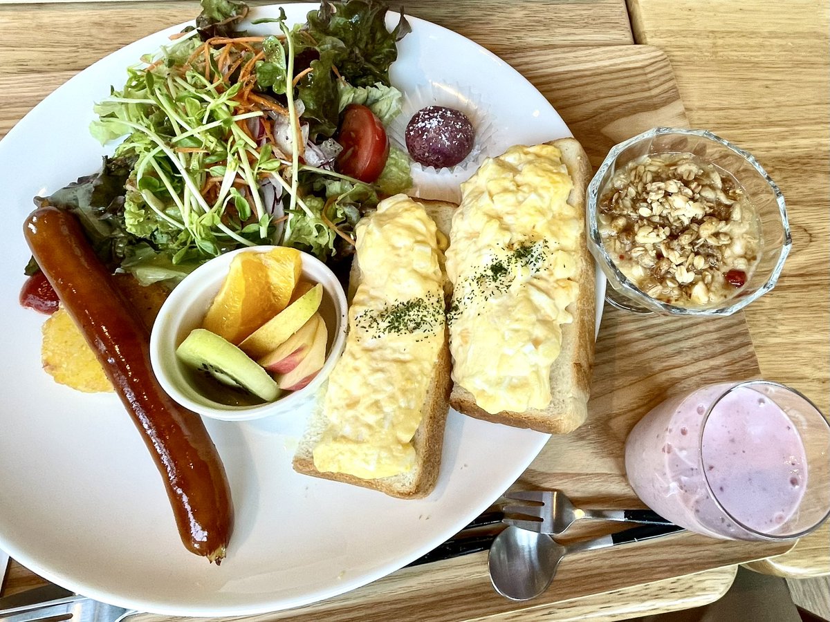 spk2sh30005's tweet photo. 今日のランチは職場の先輩の退職＆再就職のお祝いで「森の隠れ家カフェ」へ！✨
感謝を込めたメッセージ���レートのサプライズも大成功。美味しいランチと可愛いロールケーキを囲み、笑顔あふれる素敵な時間になりました。新天地でのご活躍を心から応援しています！
#森の隠れ家カフェ #お祝いランチ https://t.co/iTTUIeNVzy