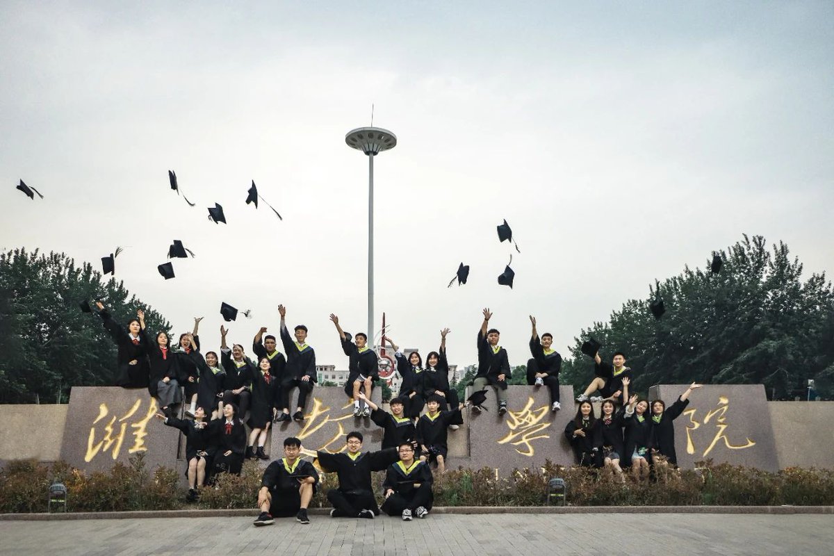 nixc88__'s tweet photo. Graduation check : caps off, memories locked in, off to write the next chapter. Proud of this crew! https://t.co/FFDkxf67C2