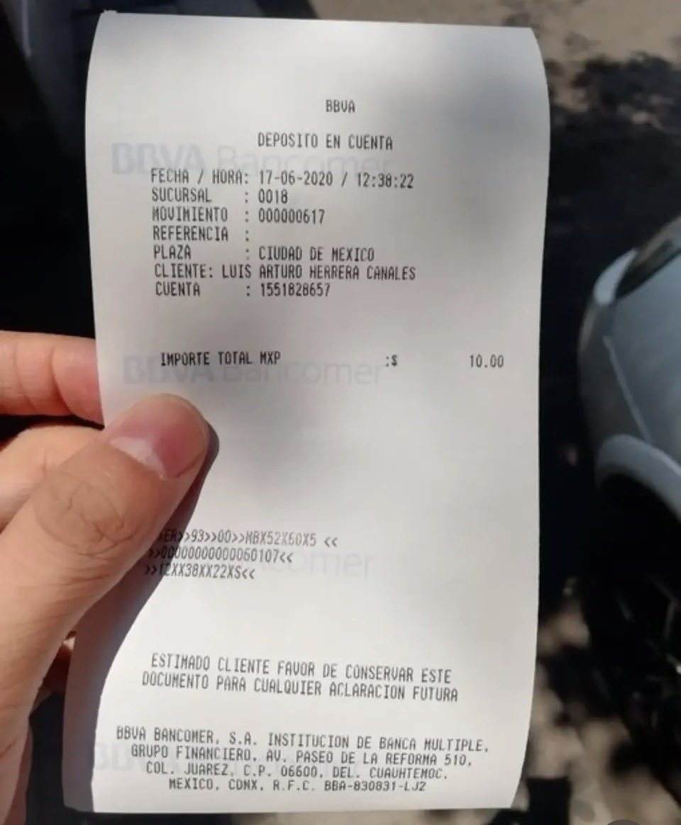 RiosAnaMa's tweet photo. Arturo Herrera, conocido como
"León Economista", es el editor y director de La Derecha Diario México, y quien conduce un programa de televisión en ADN 40.
Pues resulta que el señor, hasta no hace mucho, vendía calzones usados de sus exparejas y de su última pareja.
A veces realizaba rifas para regalar esa ropa interior usada y la de otras mujeres, ¿de quiénes?, quién sabe.
Arturo Herrera niega que él hiciera eso y que el número de cuenta al que pedía los depósitos correspondiera a su banco; pero hay evidencias de cuando fue detenido por ponerse esos calzones y realizar exhibicionismo.
También se realizó un depósito a ese número bancario de BBVA y sale el nombre de él.
