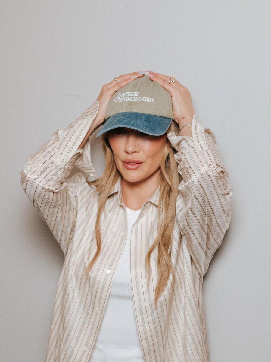 HilaryDuffBR's tweet photo. 🧢💸 Alguns itens do merch oficial dos shows da #LuckyMeTour agora estão disponíveis para compra online direto do site da Hilary! E olha só quem é a garota propaganda deles! Acesse a loja pelo https://t.co/RZoV30lCGq https://t.co/vAQ7Ev15dC