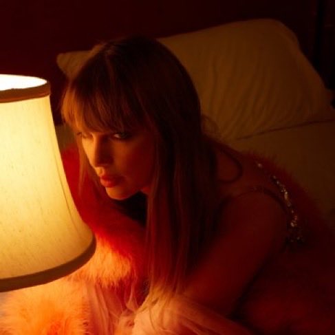 TSwiftUpdatesIT's tweet photo. Taylor Swift parlando della diversità tra i suoi testi:

“There are times when like those contradictions will come up where fans will be like, I can't believe the same person who wrote this wrote this because one will be very simplistic and silly and one will be very like detailed and deep […] But i think human contradiction is fun, I thinks it’s fun to have playful songs and desolate and lonely.”