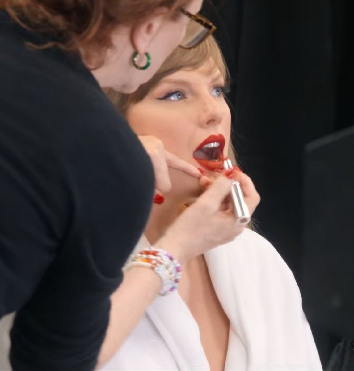 TSwiftUpdatesIT's tweet photo. Taylor Swift parlando della diversità tra i suoi testi:

“There are times when like those contradictions will come up where fans will be like, I can't believe the same person who wrote this wrote this because one will be very simplistic and silly and one will be very like detailed and deep […] But i think human contradiction is fun, I thinks it’s fun to have playful songs and desolate and lonely.”