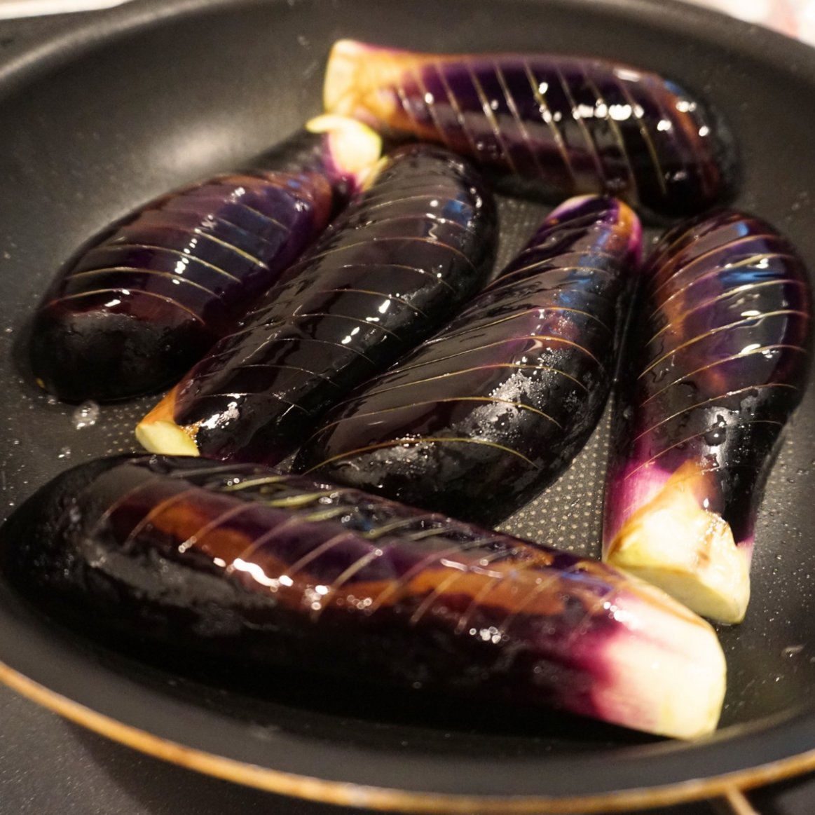schauessen_nh's tweet photo. 実は中の人、なすが大好き🍆シャウとなすの煮びたしをご紹介！

フライパンになすを並べて焼いたら、大根おろし・めんつゆ・水、そして粒マスタードを入れて弱火で7分。シャウを加えてさらに3分煮て完成！口いっぱいにおだしがじゅわ～っと広がり、シャウならではの香りとうま味がよく合います😋！ https://t.co/fi9ghYK16e