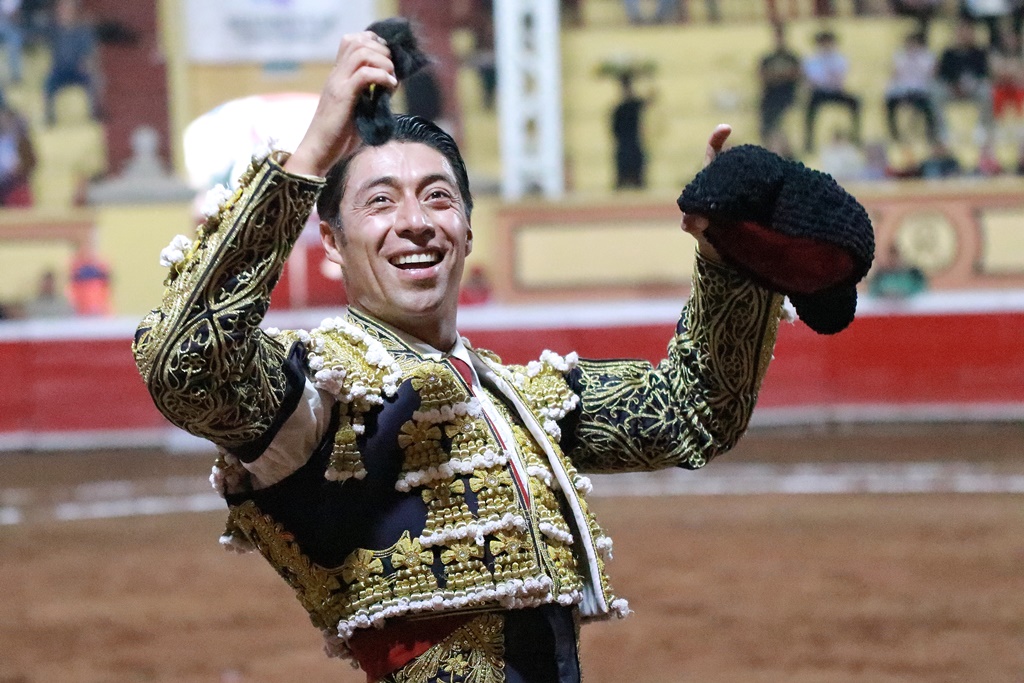 TvPenaTv's tweet photo. Bruno Aloi corta dos orejas y sale a hombros en la Corrida de la Huamantlada en La Taurina. Oreja para Sergio Flores y oreja para Paola San Román ante toros de Rancho Seco (6º aplaudido al arrastre).
nota completa en https://t.co/Q9qSvcNx9W
#Huamantla #BrunoAloi #RanchoSeco #Tlaxcala #TuPeñaTv