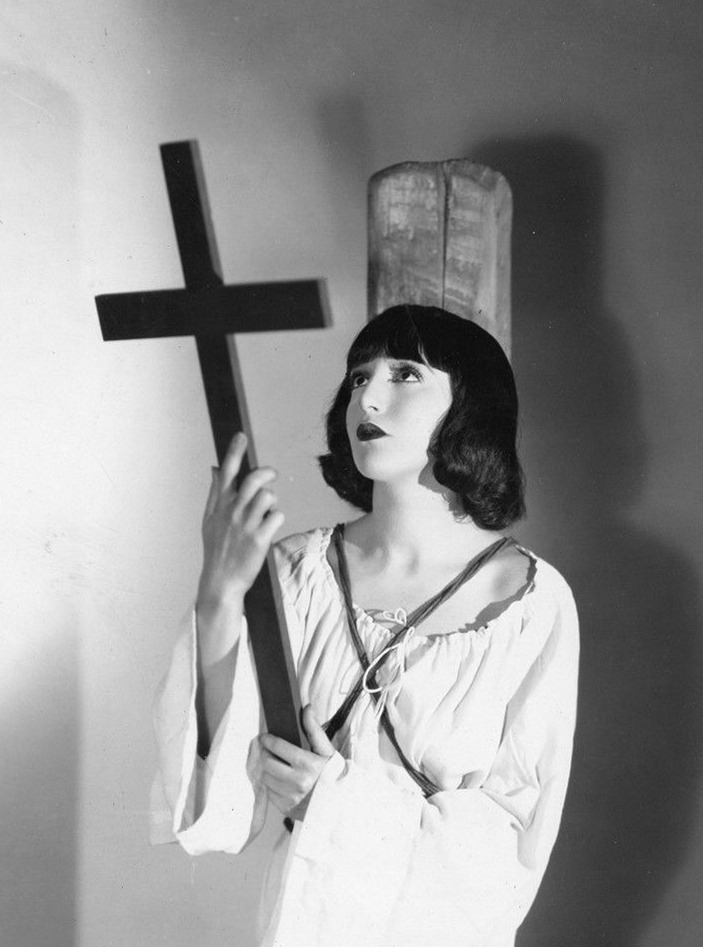 Suzanne08253534's tweet photo. Bebe Daniels as Joan of Arc, 1926 https://t.co/JciAHFjMmJ