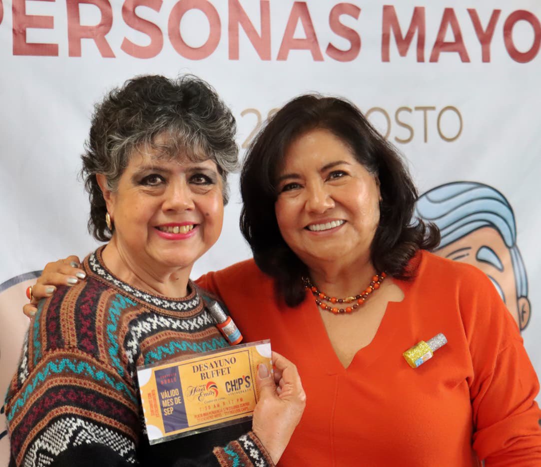 difhgo's tweet photo. Por el Día Nacional de las Personas Mayores, Edda Vite, presidenta del Patronato, convivió con 80 personas mayores de la Casa de Día María Elena Ramírez de Lozano. Seguimos creando espacios para su bienestar, convivencia y participación. 👵🏻👴🏻

#EsPorTi https://t.co/e3COdCRLzu