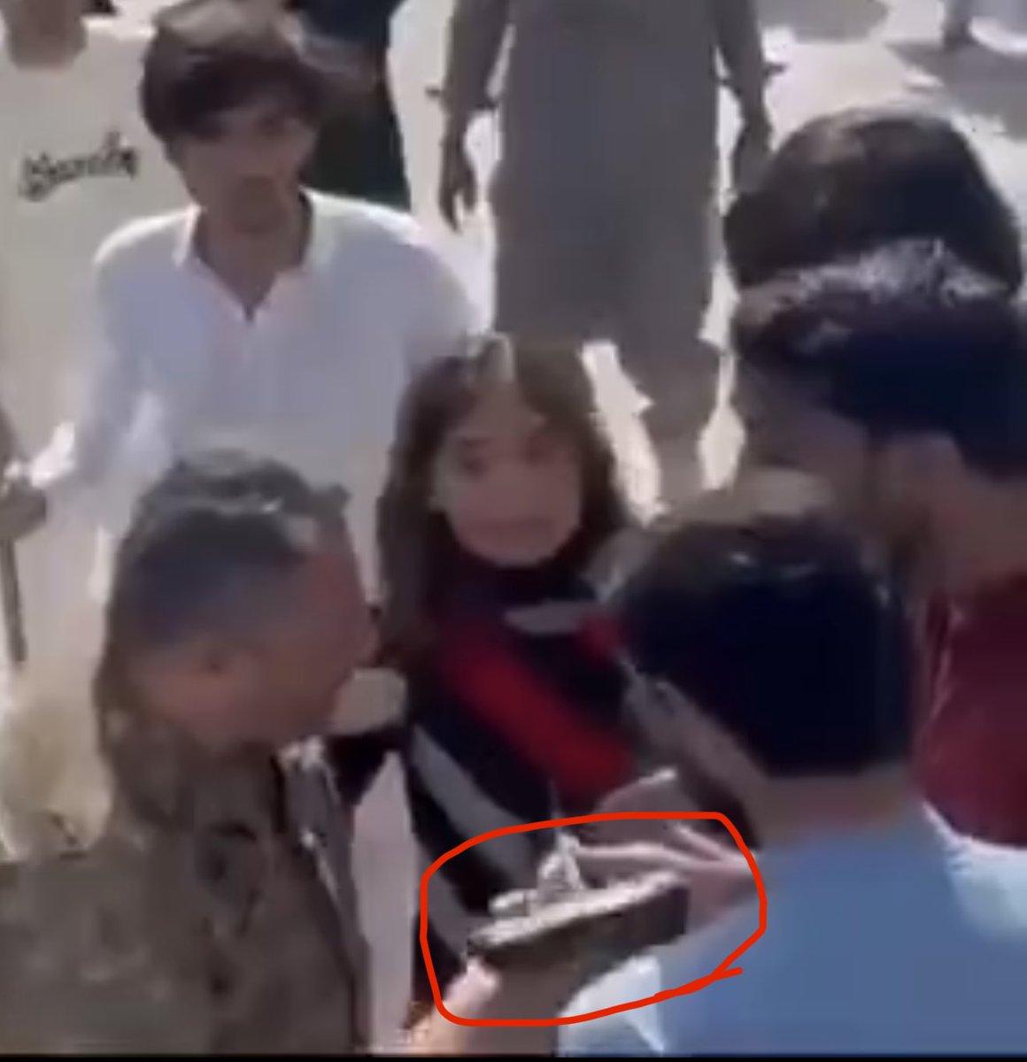 ImranRiazKhan's tweet photo. سفید کپڑوں والے لڑکے کو ڈنڈہ مارنے پر احتجاجاً آواز لگانے والے لڑکے پر کرنل نے پستول تان لی۔ ابھی تک کرنل پر کوئی حملہ نہیں ہوا۔ https://t.co/FOwDba3Yfw