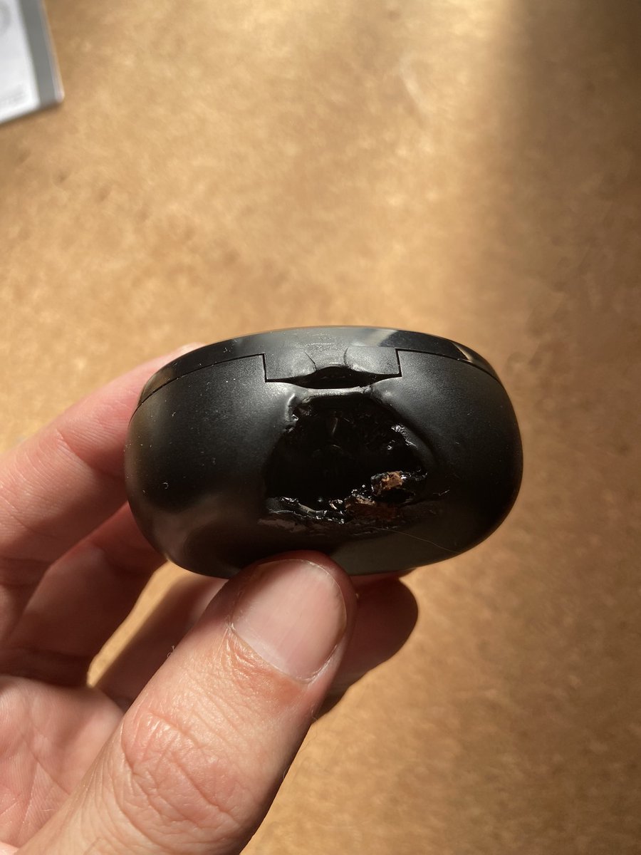 2lQap's tweet photo. ワイヤレスイヤホンの充電してたら過充電なのか…差し込み口が解けた。

もう充電できないから退役！ https://t.co/o7i03CbHrq