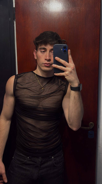 Neo_tronsz's tweet photo. Careful… this top is barely doing its job 😏 https://t.co/CJn4QlcxFN