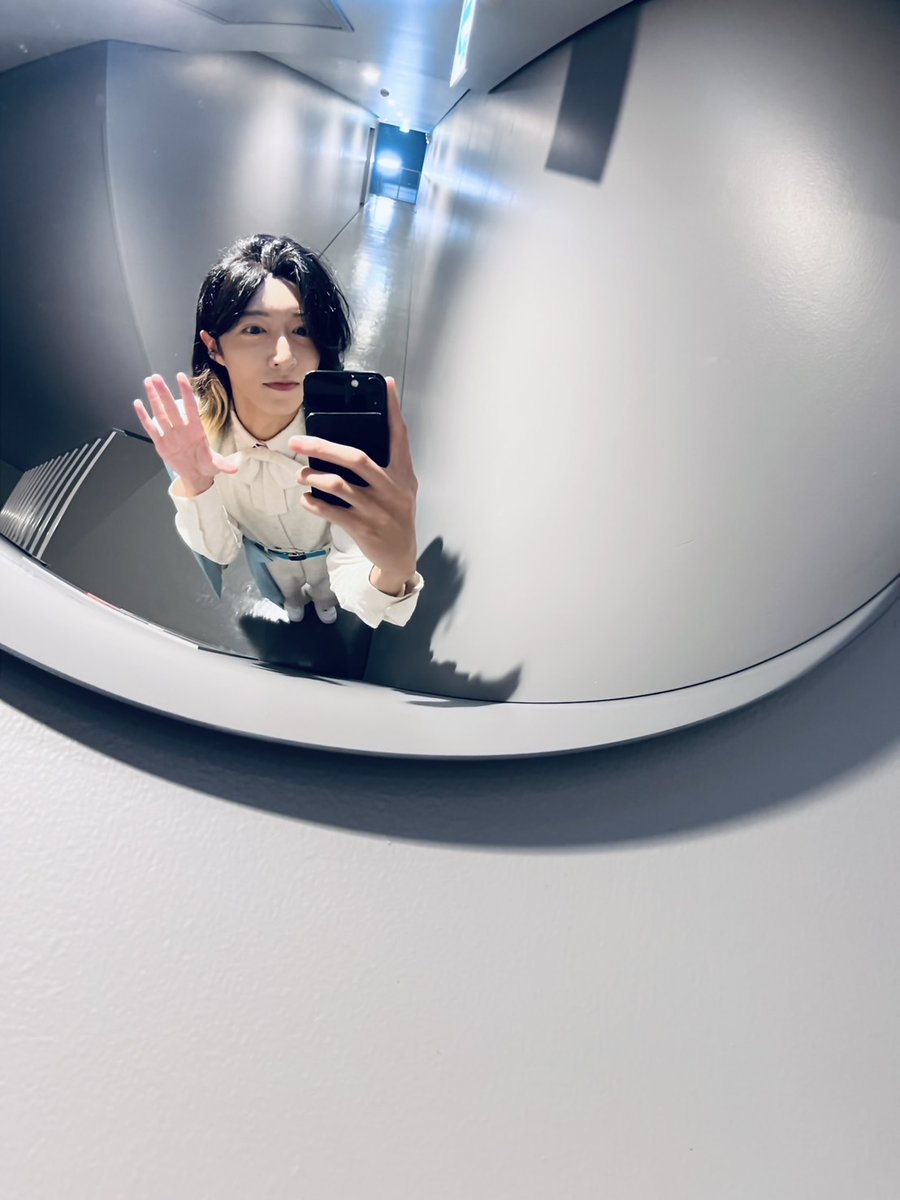 monaki_official's tweet photo. こんにちは。
サカイJr.です。

本日はZepp Hanedaさまにて
MONAKI 1st Tour 2026『モナキやで☆しらんけど　Supported by Dr.ルルルン株式会社』の千秋楽を迎えさせて頂きました💙ﾄｳｷｮｳ！
初めてのツアーは最初で最後です。

モナカマのみなさま、
初日の大阪、2日目の名古屋、そして千秋楽の羽田。
この3日間、一緒に旅してくださって、本当にありがとうございました。

いつもお伝えしていることですが、
貴重な時間とお金を使って会いに来てくださったこと。
遠くから駆けつけてくださったこと。
会場に来られなくても、SNSで応援してくださったこと。
本当にありがとうございます。
全部、ちゃんと届いています。
本当にサカイJr.は幸せ者です💙ｱﾘｶﾞﾄｳ。

少し長くなりますが、
千秋楽を終えて思ったことを書きます。

大阪で始まった今回のツアー。
初日は「夢みたいだ」と思っていました。

名古屋では、その夢が少しずつ「思い出」に変わっていくことを感じました。

そして今日、羽田で千秋楽を迎えて。

ふと、
「思い出って、過去のものじゃないのかもしれない」
と思いました。

誰かと一緒につくった思い出は、
その人のこれからの人生の中に、ずっと残っていくものだから。

今日ステージから見えた景色も、
みなさまの声も、
笑顔も、
涙も、
これから先、僕の中に残り続けます。

そして僕の歌や言葉も、
もしみなさまの心のどこかに残ってくれていたら
それだけで、会社員を辞めてモナキなった意味があるんじゃないかなと思います。

今回のツアーでは、
昨日まで「夢」だったことが、
今日には「思い出」になっていく瞬間を何度も経験しました。

しかし、千秋楽だからといって、
ここで終わりではありません。

むしろ今日から、
また新しい旅が始まるんだと思っています。

僕は今日、
ステージからみなさまの瞳を少しお借りして、
一人一人に「ありがとう」を伝えながら歌いました。

心の中で、
「あなたに会えて幸せです」
と、気持ちがこぼれていました。
目が会った時、本当に幸せな気持ちでした。
同じ気持ちだったら良いな。

そして、
今日来られなかった方にも。
カメラの向こう側のみなさまにも。

まだお会いできていないモナカマのみなさま、
いつか会える日が来ることを、いつか直接感謝が伝えられることを楽しみにしています。

僕はまだ、
夢を見始めたばかりです。

夢についてこのツアーで3つのことをモナカマのみなさまから学びました。
1つ目が「夢を誰と見るかが大切」ということ。
これは夢の解像度や夢にかける想いや熱量、スピード感に直結すると感じます。

2つ目が「夢を叶えるまでの過程が大事」ということ。
これは、モナキとモナカマのみなさまどちらからが、
「この景色が見たいよね」と言った時に、
「一緒にみようね」
と言い合えるそんな関係性だからこそ
夢を叶える道中が素敵で愛のある時間になっているんだなと感じます。

そして
3つ目が「夢をみることは尊い」ということ。
僕は夢の見方を忘れていました。
それは年を重ねるにつれて、やることが増え、責任が増え、
『こうしたい』から『これをやらなきゃ』へ変わってしまっていたからです。
モナカマのみなさまにサカイJr.を見つけて頂くことができ、
一人では見れない夢でも、
みなさまとなら見ることができると、そう思うことができます。

みんなが頑張っている姿、
少しでも勇気を出した一歩、
今日密かに流した汗や涙、
必ず誰かが見ています。

自分のペースで歩むその姿が魅力的で愛おしいのです。
37年間生きることは簡単ではありませんでした。

けど大丈夫。
辛い時は逃げてもいいし、
悲しい時は泣いてもいいし、
人生は越えられる試練しか提示してきません。

それでも心の居場所が分からない、
どうしようもない時はいつでも会いにきてください。
そっと抱きしめます。

あなたが楽しむ時、
悔しくて涙する時、
不条理なことで怒ってしまう時、
僕はずっと近くで応援しています。
あなたが1人では見ることができなかった夢、一緒になら見ることが叶えることができると本気で信じています。

夢はいつ誰とみても良いんです。

あなたの人生の隣にサカイJr.を居させてください。

全力で愛します。
全力で愛してね。（よそ見しないでね💙）

自分を見つけてくれてありがとう。心から。

今日のジュニ色の星空、一生忘れません。

📝一言メモ

今日の舞台は『Zepp Haneda』さまです。
ツアー千秋楽も、夜中でもサカイJr.調べでいっちゃいます。

Zepp Hanedaさまは2020年に開業した、スタンディング時約3000人を収容できるライブホールです。羽田空港跡地第1ゾーンに位置し、京急線・東京モノレールの天空橋駅からアクセスできることも大きな特徴です。

そして、この「羽田」という場所がとても面白いんです。

現在は世界と東京をつなぐ空の玄関口というイメージが強い羽田ですが、もともとは海とともに暮らす地域でした。

羽田は多摩川と海老取川に囲まれ、かつては漁師町として栄えた場所です。現在でも羽田三丁目・六丁目付近には路地や路地空間が残り、漁師町としての風情を感じられるそうです。

江戸時代から大田区の海岸部では海苔の養殖も盛んで、羽田周辺も海と人の暮らしが密接につながっていました。海や川という自然環境を生かして、人が暮らし、仕事をし、文化を育ててきた街だったわけですね。

そこに大きな転換点が訪れます。

1931年、羽田に「東京飛行場」が開港しました。

当時は面積約53ha、300mの滑走路1本から始まった空港でしたが、その後、航空機の大型化や航空需要の増加に合わせて、滑走路を増やし、空港そのものを拡張していきます。

さらに1980年代からは空港を沖合へ展開する大規模な事業が進み、2010年にはD滑走路と国際線地区が供用開始。

つまり羽田という街は、
「海とともに暮らす場所」から
「飛行機で人を運ぶ場所」へ、
そして「日本と世界をつなぐ場所」へと、
時代に合わせて役割を変えてきたんですね。

そして、さらに面白いのがここから。

かつて空港として使われていた土地の一部には、現在「羽田イノベーションシティ」がつくられています。SNSで書いてくださっていたモナカマのみなさまありがとうございます。ﾐﾆｲｶﾅｷｬ。

ここは単なる商業施設ではなく、研究開発、ものづくり、医療、モビリティ、文化などを組み合わせながら、国内外の人・もの・情報を集め、新しい産業や交流を生み出していくことを目指している街です。2020年に開業し、2023年にはグランドオープンを迎えました。
つまり羽田では、

・海とともに暮らす漁師町
・航空機を飛ばす空港
・日本と世界をつなぐ玄関口
・新しい産業や文化を生み出す交流拠点

と、街の役割が時代とともに変化しているんです。

でも、よく考えると、
変わっていないものもあります。

それは、
「人と人をつなぐ」という役割です。

昔の羽田は、
海を通して人や物をつないでいました。

空港になってからは、
飛行機によって世界とつながりました。

そして今は、
人・技術・文化・情報が集まり、
そこから新しいものを生み出す場所になっています。

羽田という街は、
「何かを集めて、次の場所へ送り出す街」
とも言えるのかもしれません。

そう考えると、
今日のZepp Hanedaさまも少し似ています。

全国からアーティストが集まって、
そこにモナカマのみなさまが集まって、
音楽を通して同じ時間を過ごす。

そしてライブが終わったら、
みなさまはそれぞれの街へ帰っていく。

今日ここで生まれた笑顔や元気を、
それぞれの日常へ持って帰っていく。

そう考えると、
ライブもひとつの「人を送り出す場所」なのかもしれません。

今回のツアーで、
僕たちモナキは大阪から始まり、名古屋を経て、最後に羽田へやって来ました。

そして羽田で、
また次の場所へ向かいます。

羽田という街が、
時代が変わるたびに新しい役割を見つけてきたように、

モナキも、
歌謡曲という大切な文化を受け継ぎながら、
今の時代に合った方法で、
もっとたくさんの人とつながっていきたい。

「昔からあるもの」と「これから生まれるもの」。

その間をつなぐ存在になれたらいいなと思います。

羽田の街のように、
時代に合わせて姿を変えながら、
でも「人と人をつなぐ」という大切な部分だけは変えずに、
これからも進んでいきたいですね。

本日は楽屋とイベントの様子をパシャリ。

#いつだってモナカマと
#妄想散歩
#モナキの日常