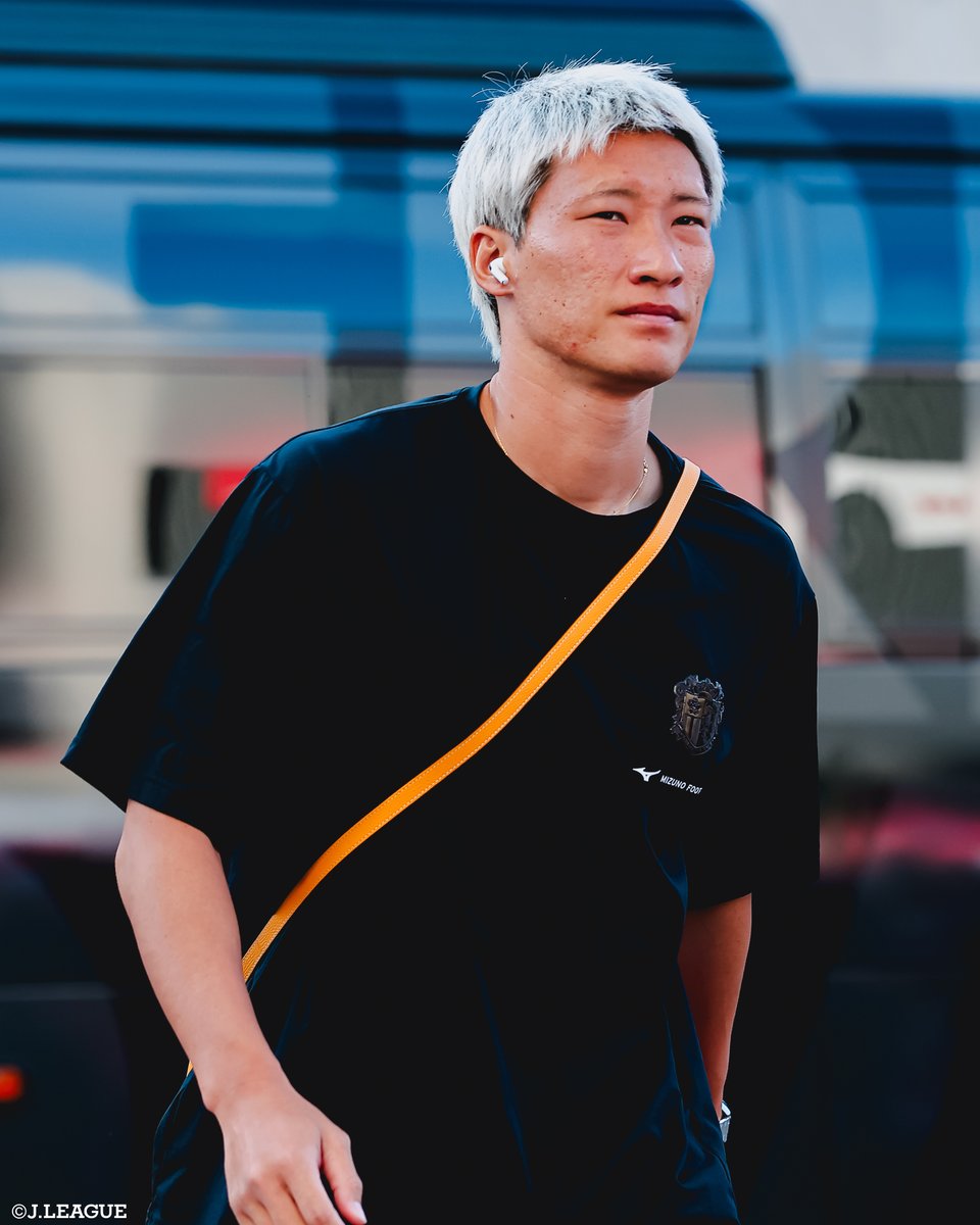 J_League's tweet photo. 🎂 HAPPY BIRTHDAY 🎂

本日8月25日は
セレッソ大阪
畠中槙之輔 選手の31歳の誕生日です👏

畠中選手、
おめでとうございます🎊

@shin__444
@crz_official
#Ｊリーグ https://t.co/k0FTo63i9t