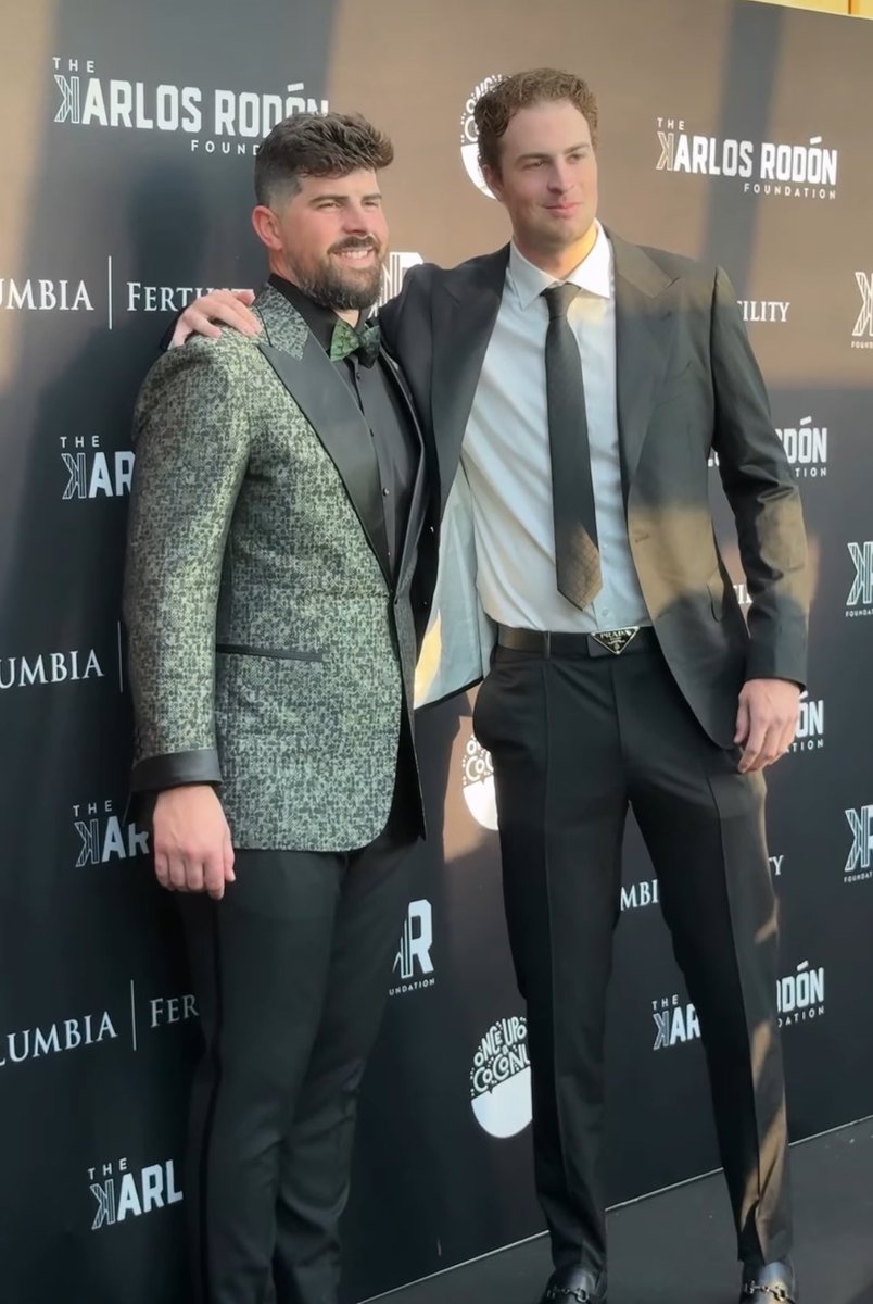 camschIittler's tweet photo. Regular suit and im moved Im so moved Im so beyond moved #FUCCCCCCCKKKKKKKKKK #HELLOBEAUTIFUL https://t.co/Qppcy8h0pA