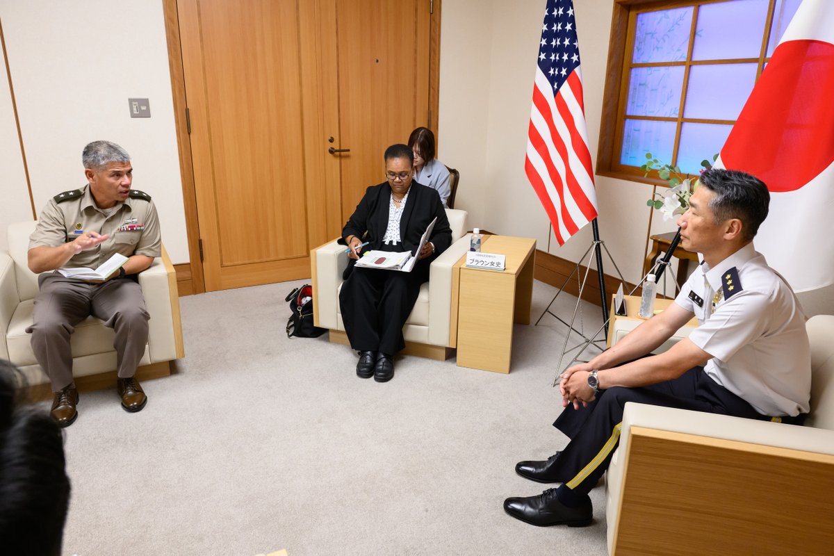 JGSDF_pr's tweet photo. 🇯🇵🇺🇸德永陸幕副長は、８月２０日、米戦争省戦争次官補代理事務代行のシモンズ・ブラウン氏及びＵＳＡＲＰＡＣ副司令官オカムラ少将と懇談を実施しました。この際、大量破壊兵器への対応に係る日米の連携強化の方向性について意見交換しました。
また、同懇談の前日である８月１９日、シモンズ・ブラウン氏ら一行は、大宮駐屯地に所在する陸上自衛隊化学学校を訪問し、陸上自衛隊が保有する１８式個人用防護装備等について説明を受けるなど、専門家交流を通じて相互理解を深めました。
#陸上自衛隊 は、日米同盟を基軸として、これまで築いてきた米国との関係の更なる発展・強化を図って参ります。