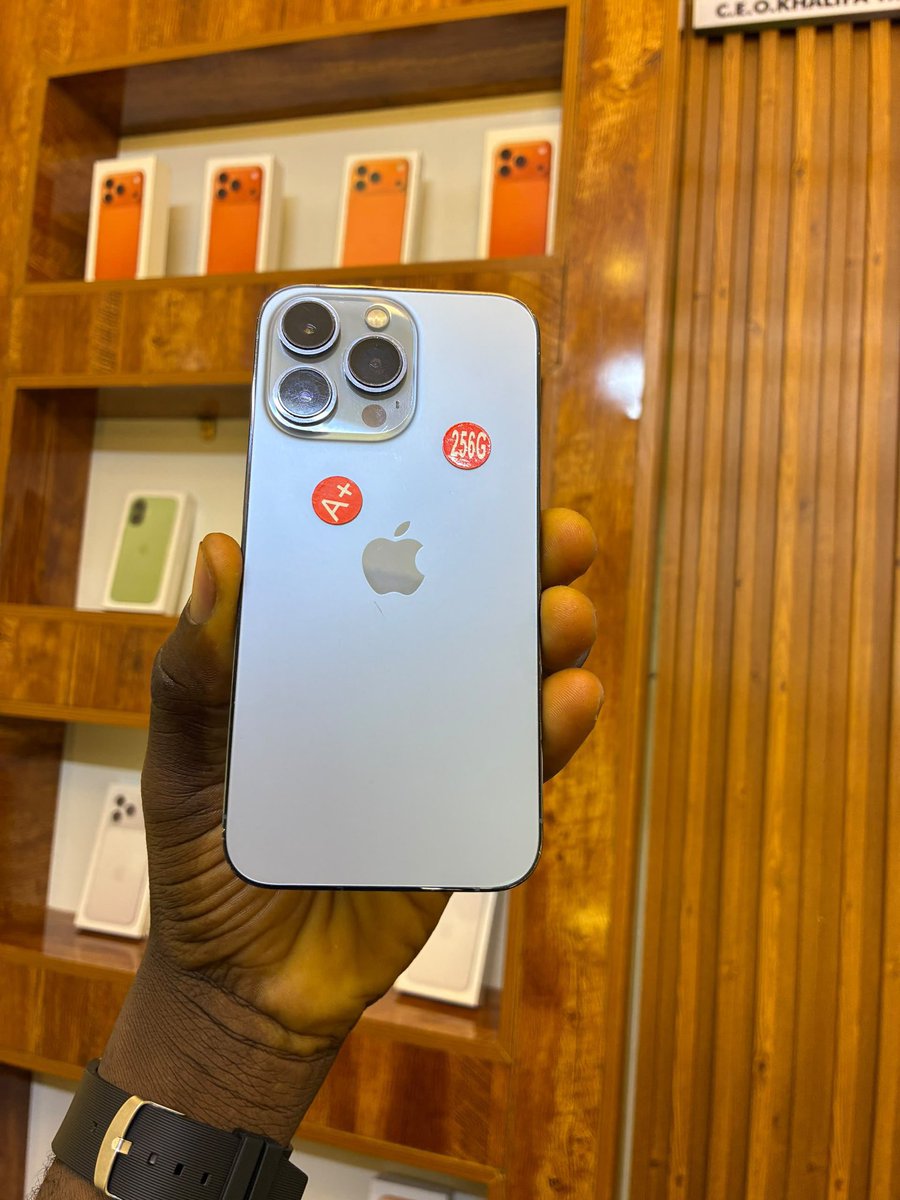 de_fi_jo's tweet photo. Between the iPhone 13pro and Samsung 22 ultra which should i go for and why👀

I really need a new device 
Budget 550k😔 https://t.co/6qY40aqADa