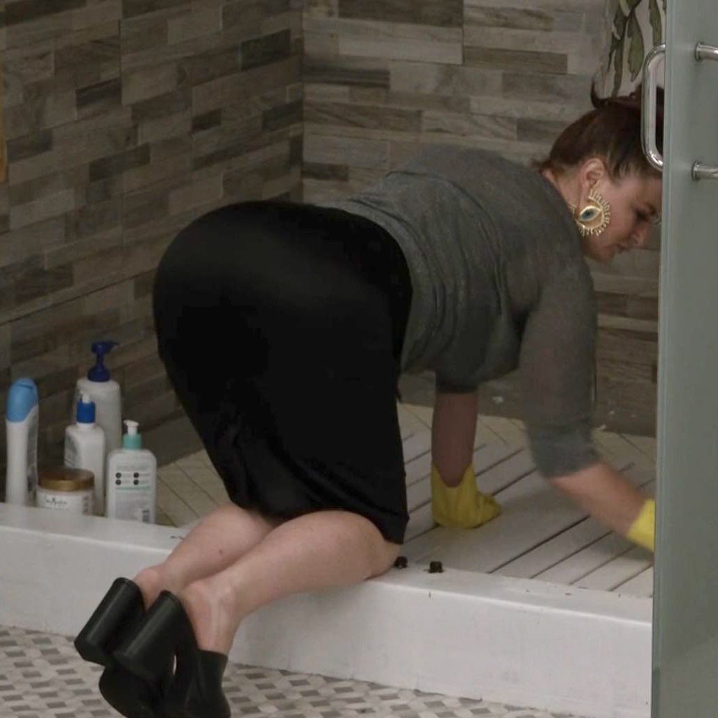 drakediaztwine's tweet photo. Throwback to when Rachel cleaned the bathroom in business casual attire @RachelEReilly #bb28 https://t.co/kmp9iNeVOF