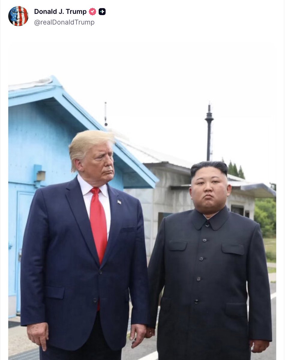 clashreport's tweet photo. Trump, randomly: https://t.co/R7UiaBOOcL