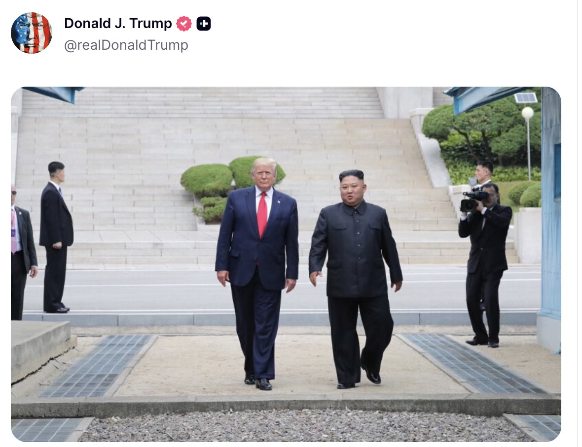 clashreport's tweet photo. Trump, randomly: https://t.co/R7UiaBOOcL